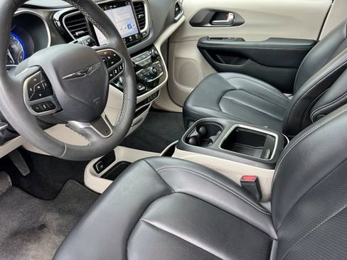 Used 2023 Chrysler Pacifica Touring-L FWD image 12