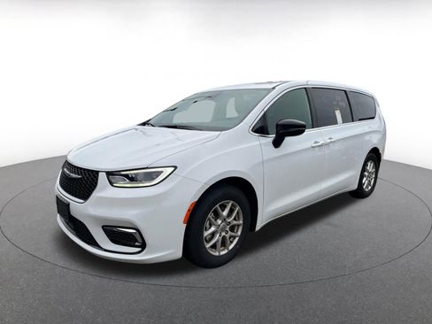 Used 2025 Chrysler Pacifica Select image 3