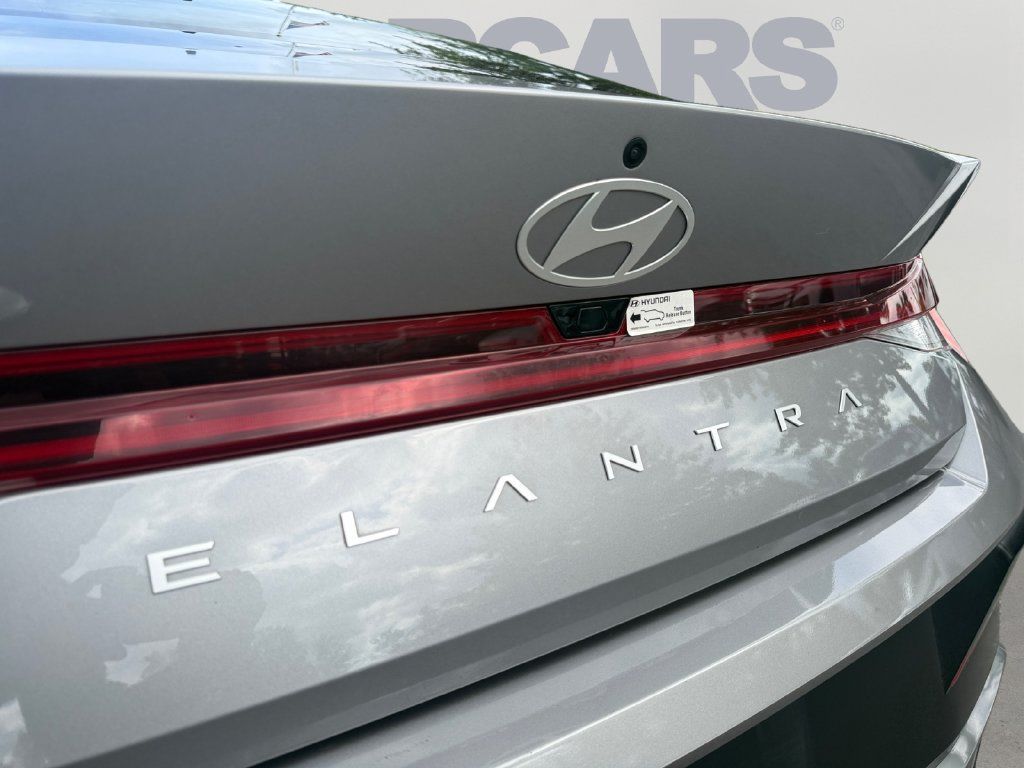 Used 2025 Hyundai Elantra SEL FWD image 31