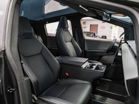 Used 2024 Tesla Cybertruck AWD Crew Cab image 33