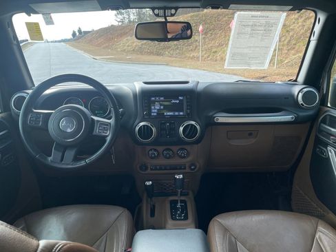 Used 2017 Jeep Wrangler Unlimited Sahara w/ Connectivity Group image 28