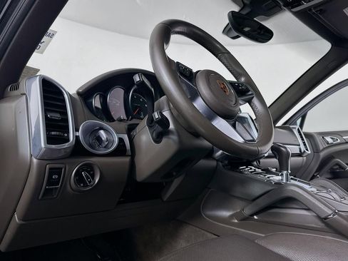 Used 2017 Porsche Cayenne Platinum Edition image 34