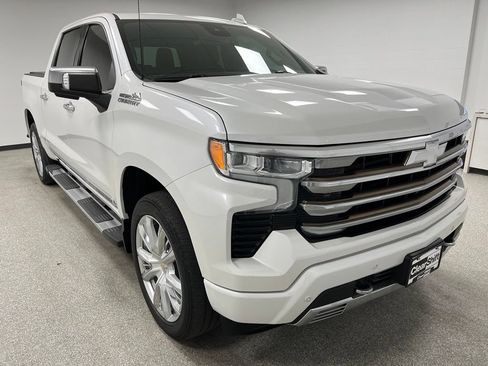 Used 2022 Chevrolet Silverado 1500 High Country w/ High Country Premium Package AWD/4WD image 2