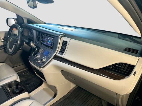 Used 2020 Toyota Sienna XLE image 31