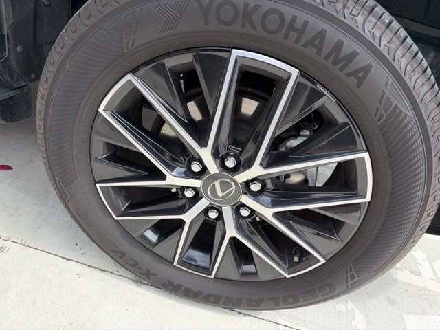 Used 2025 Lexus GX 550 w/ Accessory Package (2T) AWD/4WD image 31