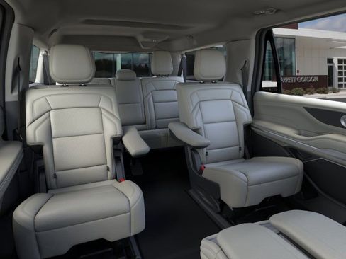 New 2026 Lincoln Navigator L Premier AWD/4WD image 11