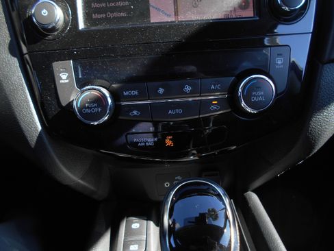 Used 2019 Nissan Rogue SV w/ Premium Package image 17