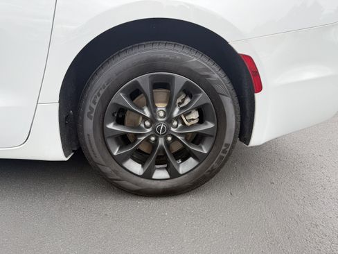 Used 2025 Chrysler Pacifica Select FWD image 9