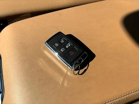 Used 2025 Land Rover Range Rover Sport SE image 10