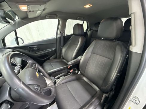 Used 2022 Chevrolet Trax LT w/ LT Convenience Package image 27