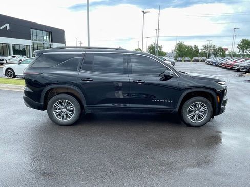 Used 2025 Chevrolet Traverse LT w/ Driver Confidence Package FWD image 8