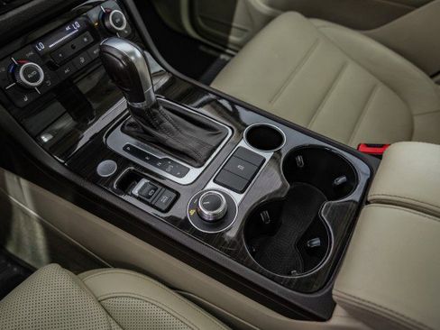 Used 2017 Volkswagen Touareg Executive AWD/4WD image 25
