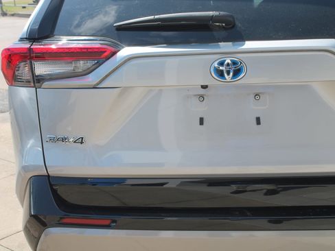 Used 2023 Toyota RAV4 SE w/ Convenience Package image 4