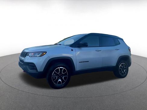 Used 2025 Jeep Compass Trailhawk AWD/4WD image 4