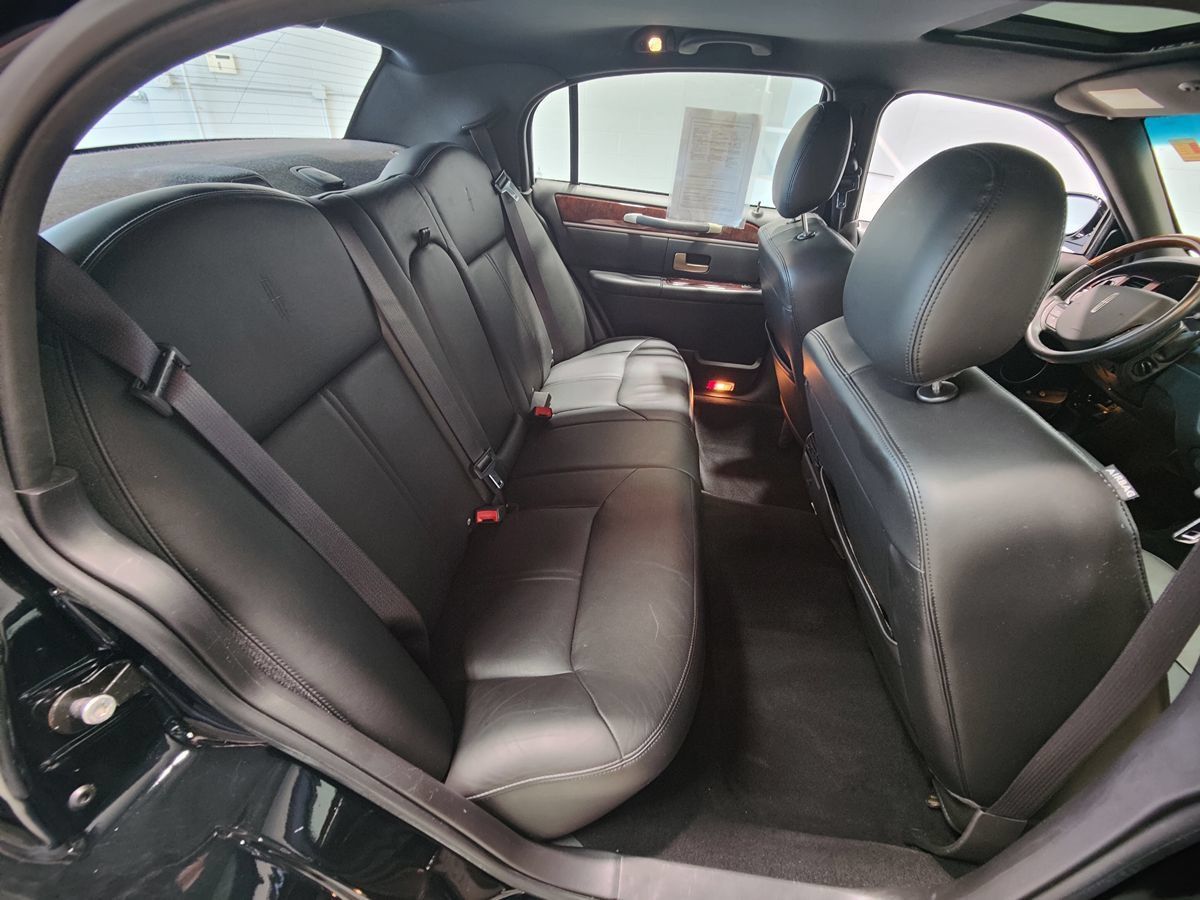 Used 2008 Lincoln Town Car Signature Limited RWD image 17