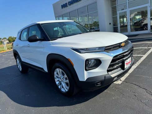 Used 2022 Chevrolet TrailBlazer LS FWD image 2