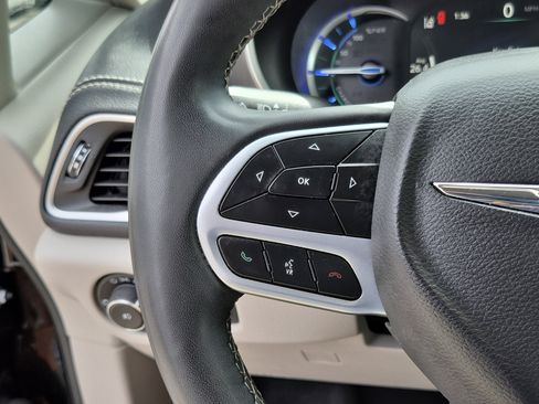 Used 2023 Chrysler Pacifica Touring-L image 24