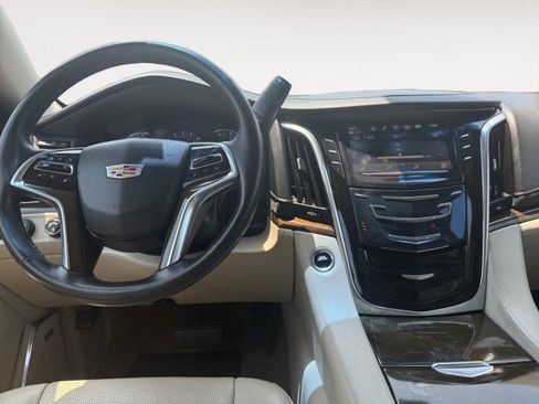 Used 2018 Cadillac Escalade ESV Luxury AWD/4WD image 6