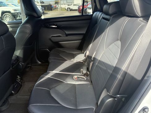 Used 2022 Toyota Highlander XLE image 9