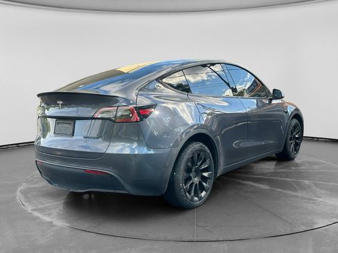 Used 2022 Tesla Model Y Long Range AWD/4WD image 2