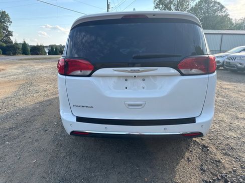 Used 2017 Chrysler Pacifica Touring-L w/ Tire & Wheel Group image 7