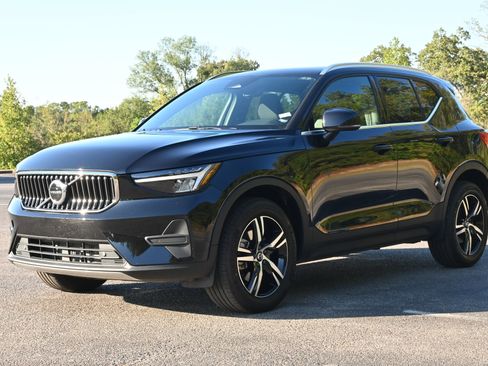 Used 2025 Volvo XC40 B5 Core image 5