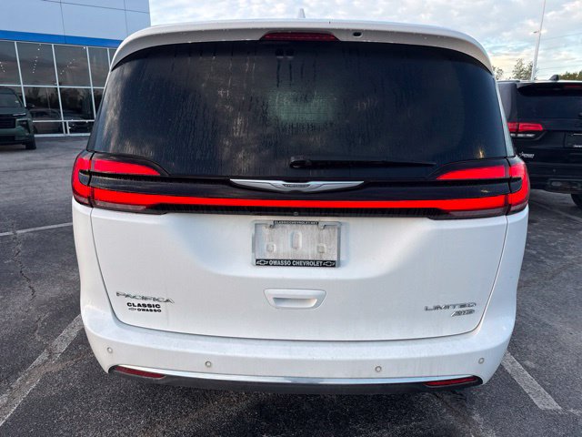 Used 2021 Chrysler Pacifica Limited AWD/4WD image 3