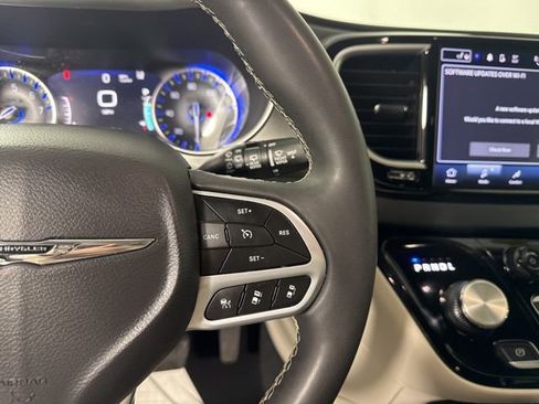 Used 2023 Chrysler Pacifica Touring-L image 37