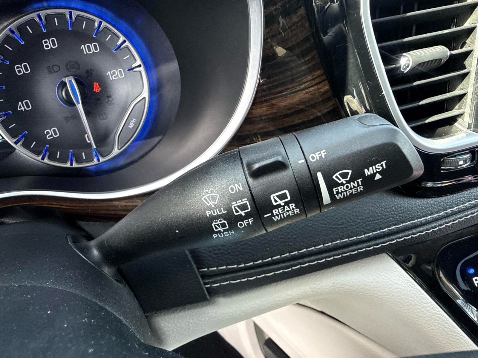 Used 2023 Chrysler Pacifica Limited FWD image 31