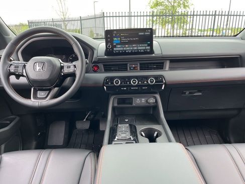 Used 2025 Honda Pilot TrailSport image 18