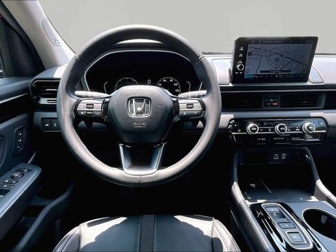 Used 2025 Honda Pilot Touring image 9
