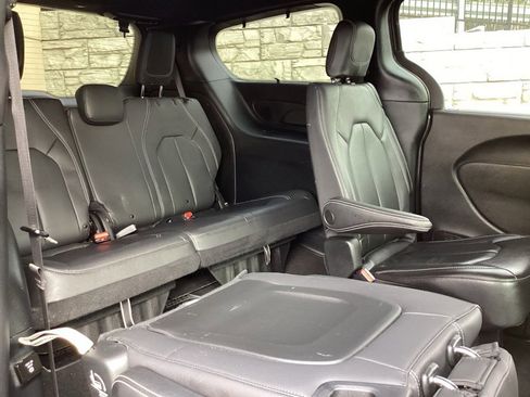 Used 2021 Chrysler Pacifica Touring-L w/ Uconnect Theater Family Group image 16