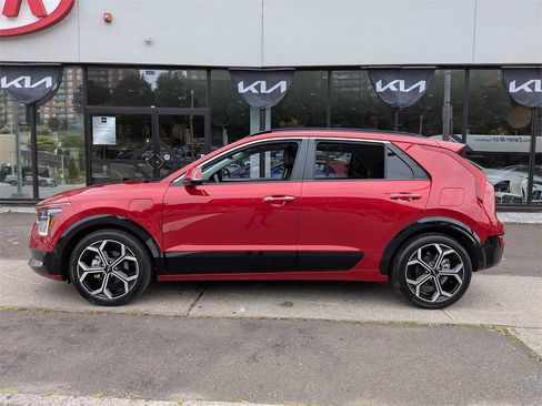 Used 2024 Kia Niro SX Touring image 10
