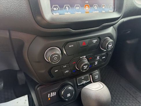 Used 2018 Jeep Renegade Latitude w/ UConnect 8.4 Nav Group image 32