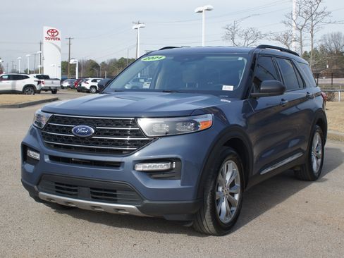 Used 2021 Ford Explorer XLT w/ Equipment Group 202A image 2