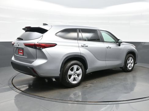 Used 2023 Toyota Highlander LE AWD/4WD image 6