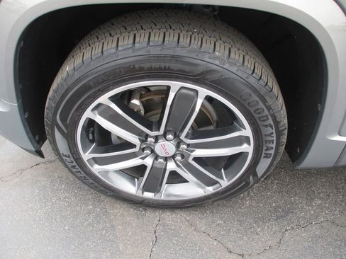 Used 2019 GMC Acadia Denali image 13