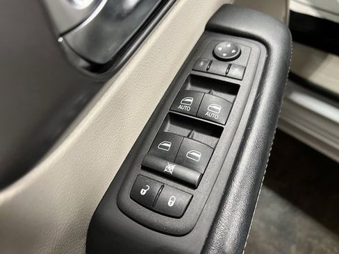 Used 2022 Chrysler Pacifica Touring-L image 13