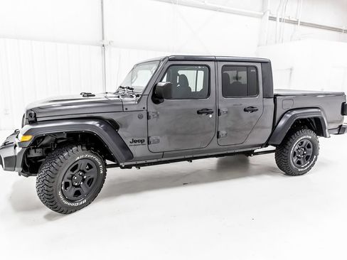 Used 2022 Jeep Gladiator Sport AWD/4WD image 3