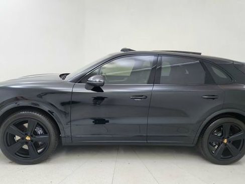 Used 2025 Porsche Cayenne w/ Premium Package image 3