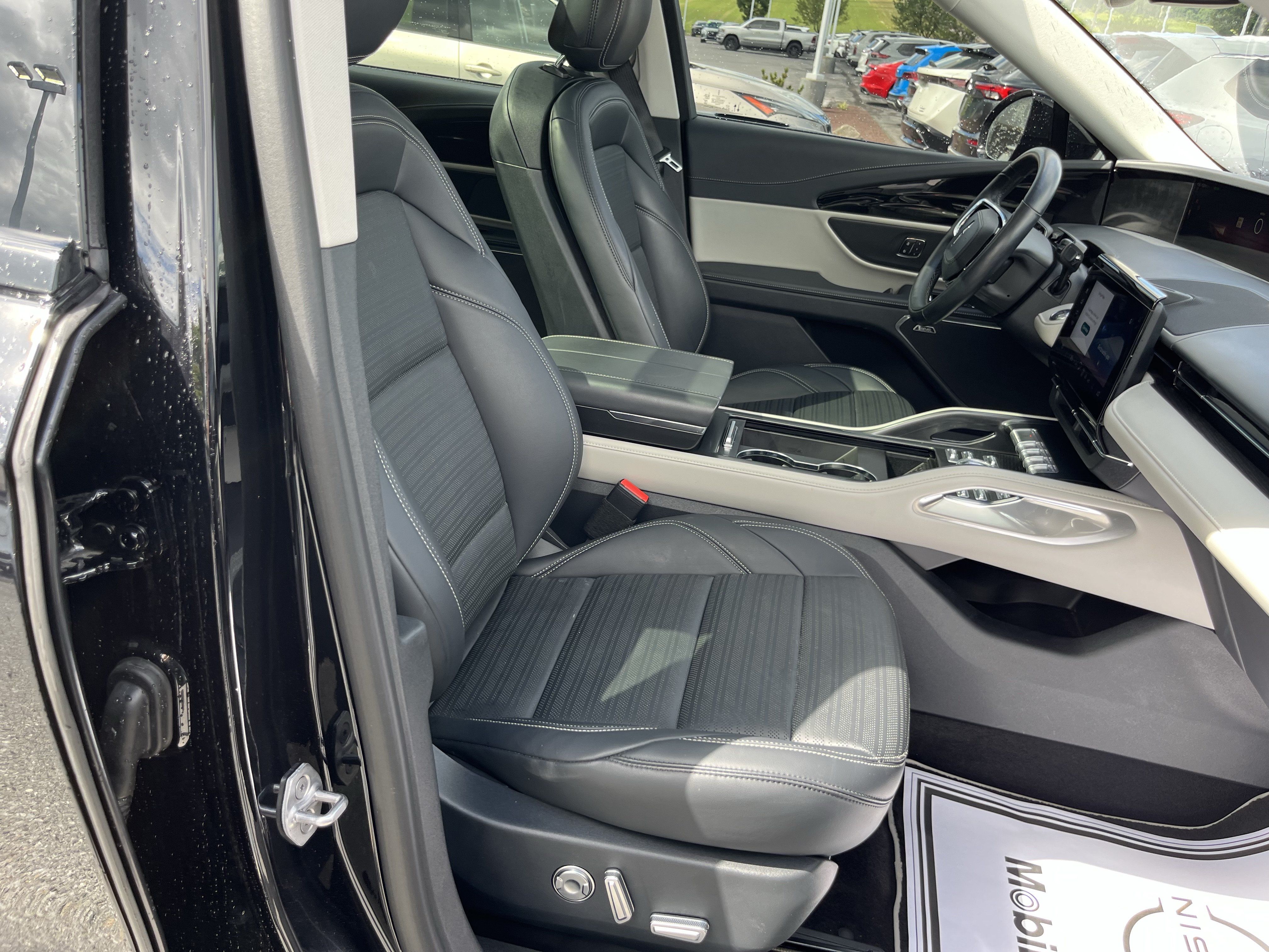 Used 2025 Lincoln Nautilus Reserve AWD/4WD image 3