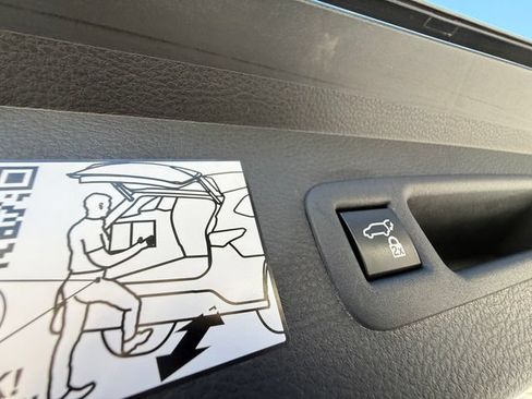 Used 2021 Toyota Sienna XLE FWD image 32
