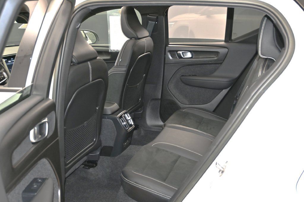 Used 2023 Volvo XC40 Recharge Ultimate AWD/4WD image 23