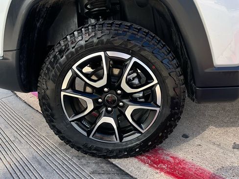 Used 2025 Jeep Compass Trailhawk image 9