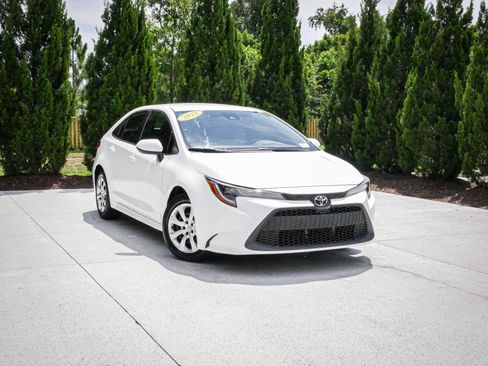 Used 2022 Toyota Corolla LE FWD image 2