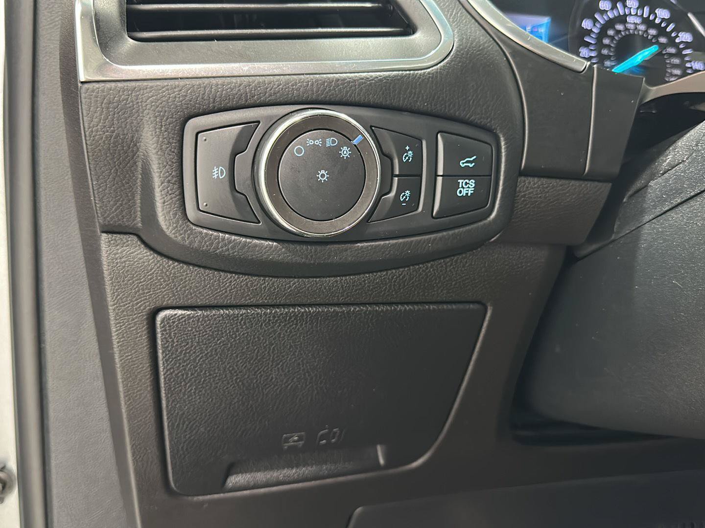 Used 2020 Ford Edge Titanium AWD/4WD image 16