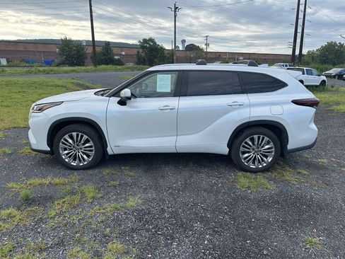 Used 2025 Toyota Highlander Platinum AWD/4WD image 5