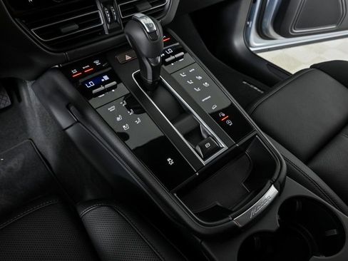 New 2026 Porsche Macan image 17