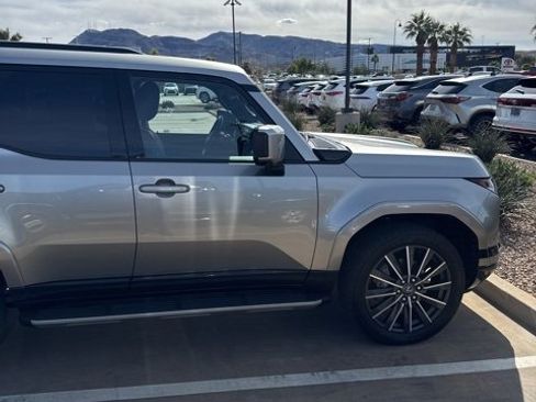 Used 2024 Lexus GX 550 image 3