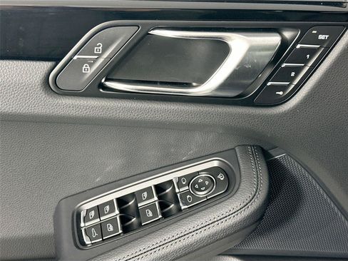 Certified 2026 Porsche Macan AWD/4WD image 31